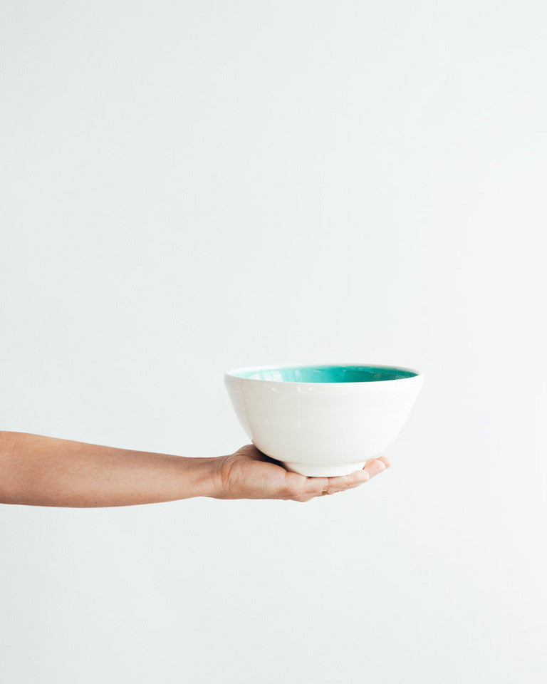 These bowls are the ideal size for a generous individual serving of soup, salad, or pasta. We use them in the summer for meal-size salads, and in the winter for our favourite ramens.porcelain / Ces bols ont le format parfait pour une généreuse portion de soupe, de salade ou de pâtes. Nous les utilisons à l’été pour des salades repas et à l’hiver pour nos ramens. Intérieur et extérieur émaillés.porcelaine