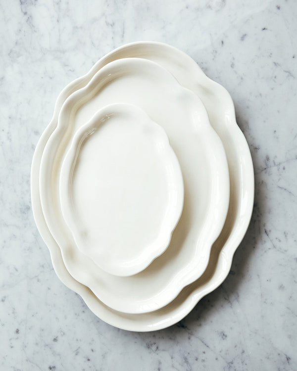 Porceclain White Platter - A vintage-inspired oval plate in three sizes. / Plateau de service Une assiette ovale d'inspiration vintage en trois tailles. Porcelaine