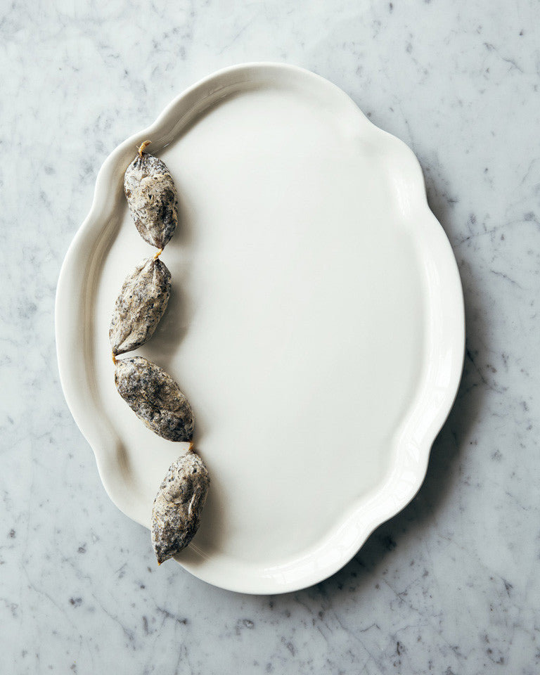 Porceclain White Platter - A vintage-inspired oval plate in three sizes. / Plateau de service Une assiette ovale d'inspiration vintage en trois tailles. Porcelaine