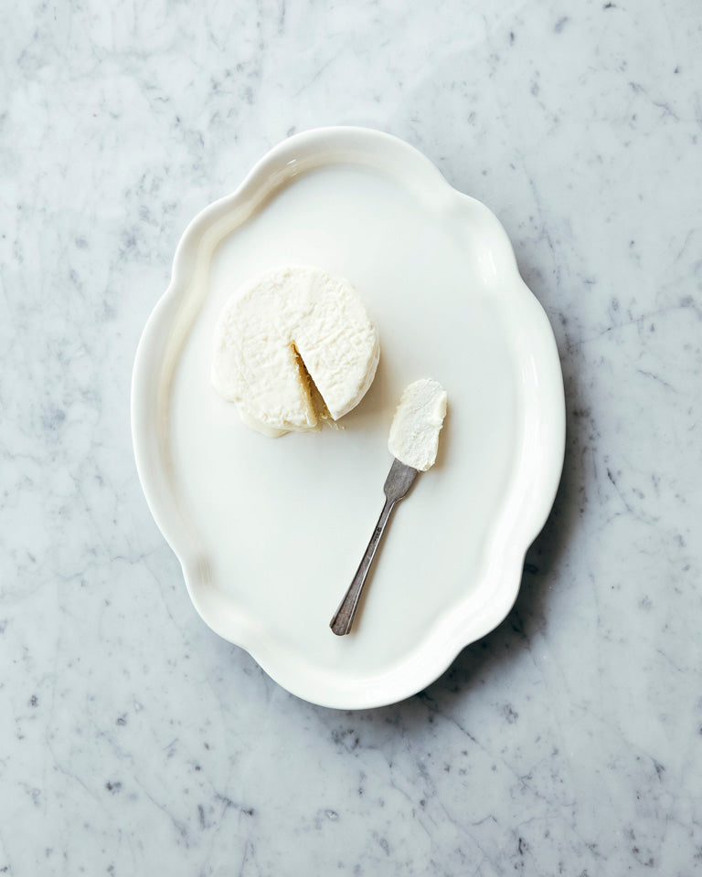 Porceclain White Platter - A vintage-inspired oval plate in three sizes. / Plateau de service Une assiette ovale d'inspiration vintage en trois tailles. Porcelaine