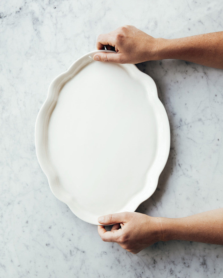 Porceclain White Platter - A vintage-inspired oval plate in three sizes. / Plateau de service Une assiette ovale d'inspiration vintage en trois tailles. Porcelaine