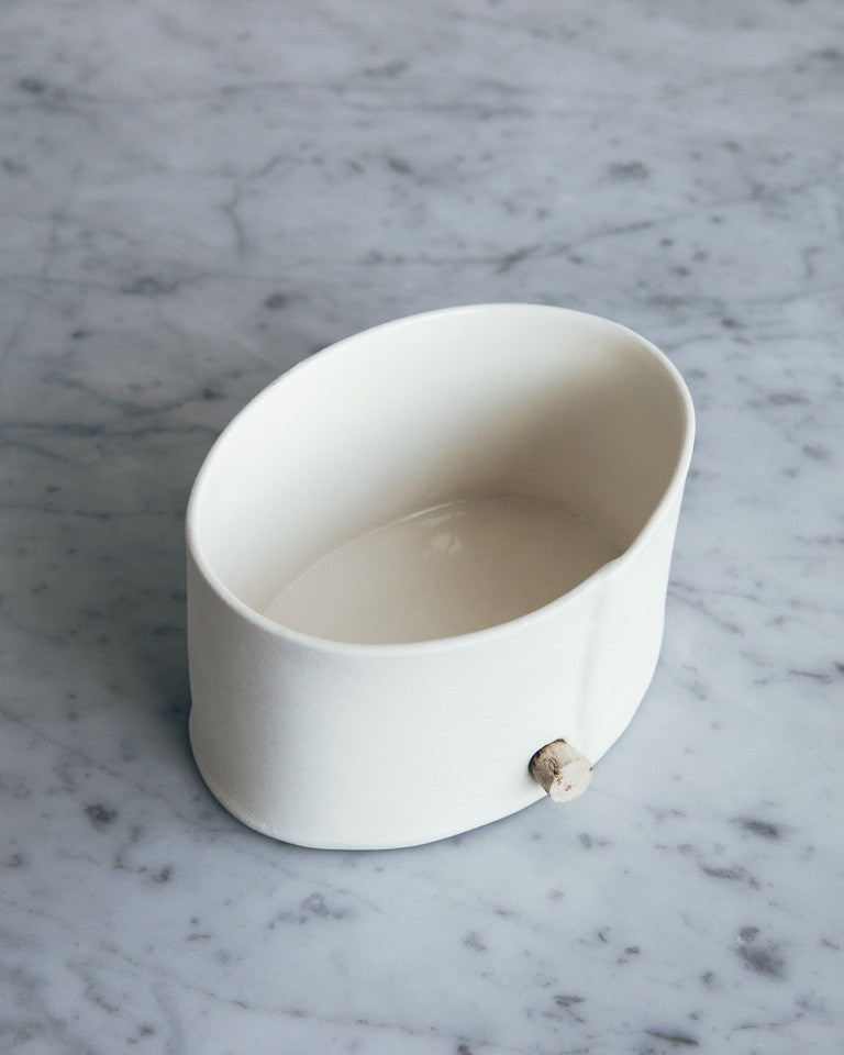 Porcelain Planter -  As an alternative to the traditional plant saucer this pot features a small hole and waxed cork for drainage. / Jardinière en porcelaine - Comme solution de rechange à la cuvette d’arrosage traditionnelle, ce pot est muni d’un petit trou et d’un bouchon de liège ciré servant au drainage. 