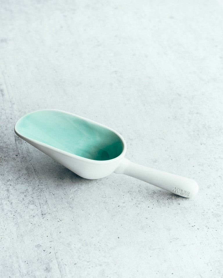 These delicate porcelain scoops are modelled after the the classic stainless steel variety we so often see in bakeries and candy shops.Measures 1/4 cup. Glazed interior, smooth stony exterior.Ces délicates cuillères à bonbons sont modelées sur la sorte de cuillères en acier inoxydable classiques qu’on voit souvent dans les boulangeries et les confiseries.Peut contenir ¼ tasse. Extérieur avec fini lisse et pierreux et intérieur émaillé.