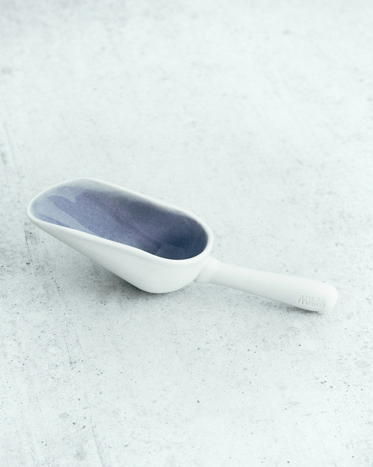 These delicate porcelain scoops are modelled after the the classic stainless steel variety we so often see in bakeries and candy shops.Measures 1/4 cup. Glazed interior, smooth stony exterior.Ces délicates cuillères à bonbons sont modelées sur la sorte de cuillères en acier inoxydable classiques qu’on voit souvent dans les boulangeries et les confiseries.Peut contenir ¼ tasse. Extérieur avec fini lisse et pierreux et intérieur émaillé.