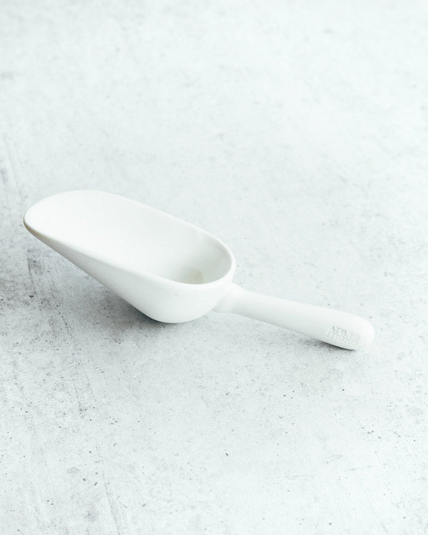 These delicate porcelain scoops are modelled after the the classic stainless steel variety we so often see in bakeries and candy shops.Measures 1/4 cup. Glazed interior, smooth stony exterior.Ces délicates cuillères à bonbons sont modelées sur la sorte de cuillères en acier inoxydable classiques qu’on voit souvent dans les boulangeries et les confiseries.Peut contenir ¼ tasse. Extérieur avec fini lisse et pierreux et intérieur émaillé.