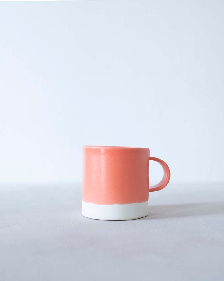 Delicate and lightweight, yet durable enough for your daily coffee and tea, these mugs are decorated with our signature colours.Material: porcelain / Délicates et légères, mais assez durables pour votre café ou thé quotidien, ces tasses sont décorées avec nos couleurs signature.Matériau : porcelaine