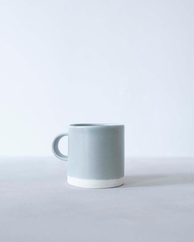 Delicate and lightweight, yet durable enough for your daily coffee and tea, these mugs are decorated with our signature colours.Material: porcelain / Délicates et légères, mais assez durables pour votre café ou thé quotidien, ces tasses sont décorées avec nos couleurs signature.Matériau : porcelaine