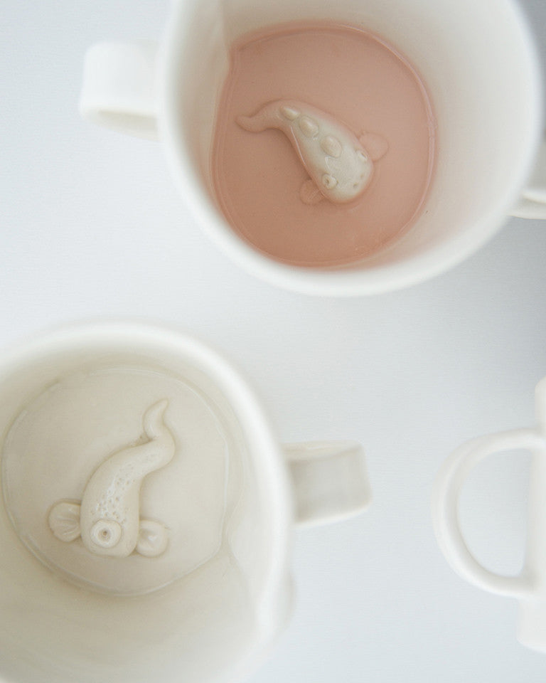 Our version of the classic kiddie cup! Each one has a little hand-made creature in the bottom. Notre version de la tasse enfantine classique! Au fond de chaque tasse se trouve une petite créature dessinée à la main.