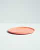 A simple round plate, perfect for salads, appetizers, and desserts. porcelain / Une assiette ronde et simple. Parfaite pour les salades, les entrées et les desserts.porcelaine